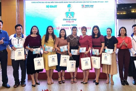 Đại diện Ban Tổ chức chương trình “Chia sẻ cùng thầy cô” năm 2022 trao sổ tiết kiệm tặng các thầy, cô giáo.