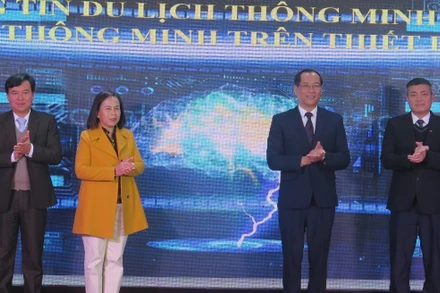 Đại diện lãnh đạo Ủy ban nhân dân tỉnh cùng các Sở, ban ngành, doanh nghiệp bấm nút khai trương “Cổng thông tin du lịch thông minh; ứng dụng du lịch thông minh trên thiết bị di động” và Phát động chương trình “Đại sứ du lịch Lạng Sơn”.