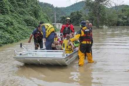 Lực lượng cứu hộ sơ tán người dân khỏi vùng ngập lụt tại Jackson, Kentucky, Mỹ. (Ảnh: AFP/TTXVN)