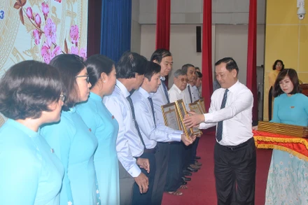 Đồng chí Nguyễn Văn Vĩnh, Phó Bí thư Tỉnh ủy, Chủ tịch Ủy ban nhân dân tỉnh Tiền Giang trao Bằng khen cho các cá nhân.