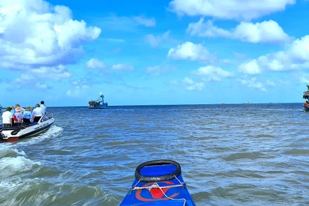 Bí thư Tỉnh ủy Cà Mau khảo sát luồng tuyến bị bồi lắng ở cửa biển Cái Đôi Vàm vào sáng 15/11.