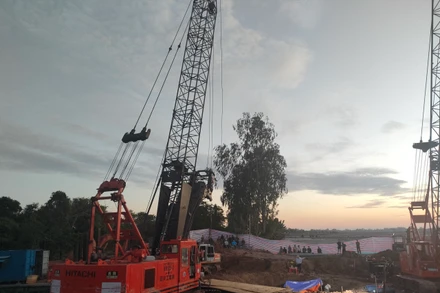 Máy trục khoan nhồi bê-tông công suất lớn tham gia cứu hộ lúc chạng vạng.