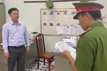 Thi hành lệnh bắt tạm giam bị can Nguyễn Văn Hồng.