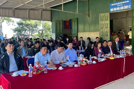 Đồng chí Mùa A Vảng chúc mừng nhân dân bản Chóp Ly trong Ngày hội Đại đoàn kết.