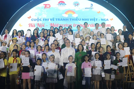 Các vị đại biểu, Ban tổ chức, Ban giám khảo chụp ảnh lưu niệm cùng các em học sinh - thí sinh tham dự cuộc thi.