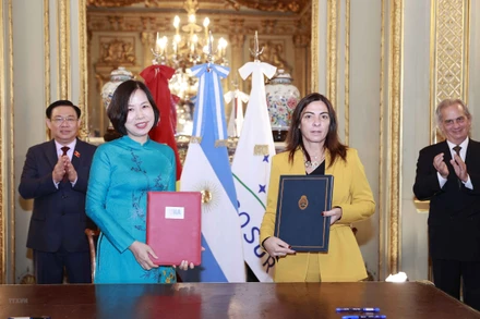 [Ảnh] Chủ tịch Quốc hội Vương Đình Huệ chứng kiến Lễ ký kết các văn kiện