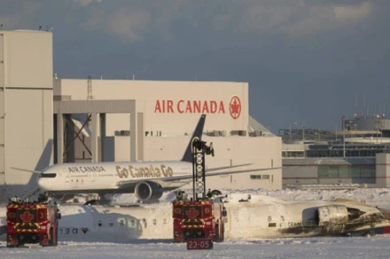 Hiện trường chiếc máy bay của bị lật ngửa và bốc cháy trong quá trình hạ cánh. (Nguồn: The New York Times/TTXVN)