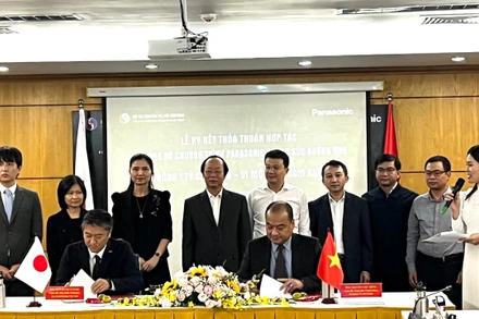 Lãnh đạo Trung tâm Truyền thông Tài nguyên và Môi trường và Công ty trách nhiệm hữu hạn Panasonic Việt Nam ký kết thỏa thuận hợp tác.
