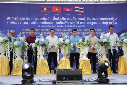 Lễ cắt băng khai mạc Hội chợ. (Ảnh: TTXVN)