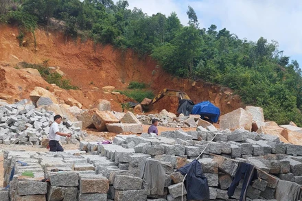 Hiện trường vụ khai thác đá trái phép tại khu vực hai xã Hòa Xuân Đông và phường Hòa Xuân Tây, thị xã Đông Hòa, Phú Yên.