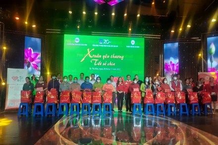 Tặng quà cho bà con thành phố Thủ Đức.