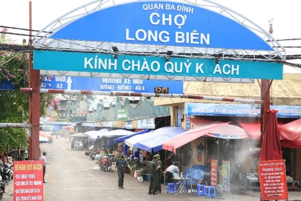 Chợ Long Biên. (Ảnh: QUANG THÁI)