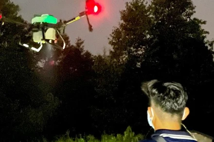 Sử dụng thiết bị bay phun thuốc cho vườn trái cây tại huyện Cai Lậy (Tiền Giang).