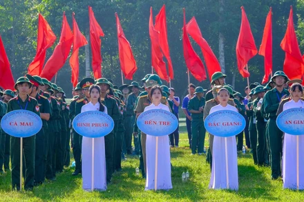 Các đoàn vận động viên tham dự hội thao.