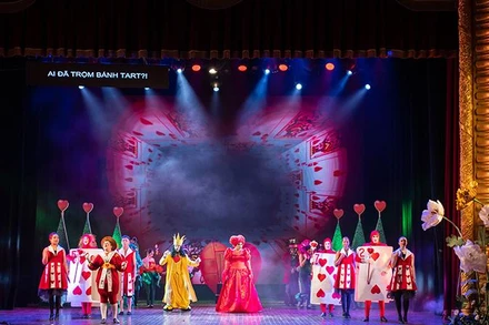 Một số hình ảnh của vở nhạc kịch “Alice in Wonderland”.