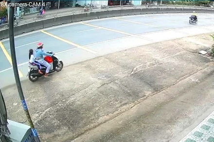 Nguyễn Thị Thanh chở bé gái rời khỏi cổng trường (Hình ảnh trích xuất từ camera giám sát).