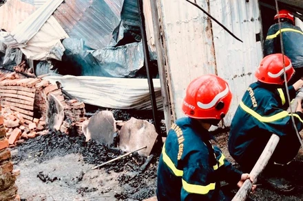 Các lực lượng chức năng cứu chữa tại ngôi nhà bị phóng hỏa khiến 3 người tử vong.