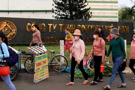 Công nhân Công ty PouYuen giờ tan ca. (Ảnh: THẾ ANH)