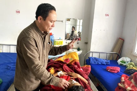 Các học sinh Trường trung học cơ sở Lương Thế Vinh, thị trấn Buôn Trấp, huyện Krông Ana khi bị tai nạn pháo được đưa đến điều trị tại Bệnh viện đa khoa vùng Tây Nguyên.