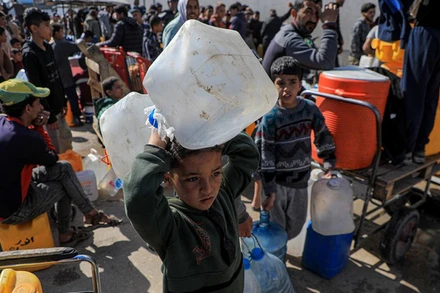 Trẻ em chờ lấy nước sinh hoạt tại thành phố Rafah, Dải Gaza ngày 22/3/2024. (Ảnh: THX/TTXVN)