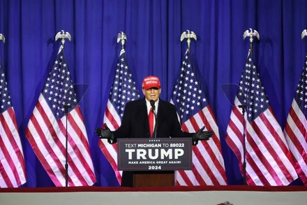 Cựu Tổng thống Mỹ Donald Trump phát biểu vận động tranh cử ở bang Michigan. (Ảnh: AFP/TTXVN)