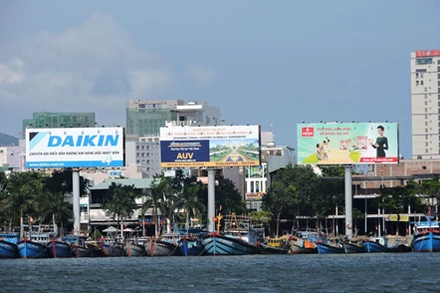 “Mỏ vàng” quảng cáo ngoài trời - có tiếng nhưng miếng… không to.