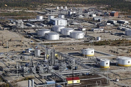 Toàn cảnh nhà máy lọc dầu Rosneft ở thị trấn Gubkinsky, Tây Siberia, LB Nga. (Ảnh: AFP/TTXVN)
