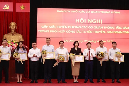 Các đồng chí Uỷ viên Trung ương Đảng: Nguyễn Văn Thể, Bí thư Đảng uỷ Khối; Lê Quốc Minh, Tổng Biên tập Báo Nhân Dân, Phó trưởng Ban Tuyên giáo Trung ương trao Bằng khen tặng các cơ quan báo chí tiêu biểu.