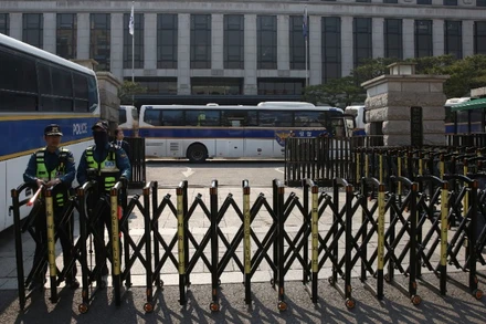 Cảnh sát Hàn Quốc gác tại Tòa án Hiến pháp ở Seoul, ngày 1/4/2025. (Ảnh: THX/TTXVN)