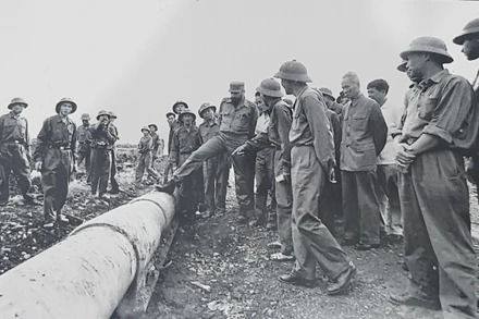 Dưới chân Chủ tịch Cuba Fidel Castro là nòng pháo 175 ly, vũ khí được mệnh danh là vua chiến trường của quân đội Mỹ bị hư hỏng tại đồi 241. (Ảnh tư liệu) 