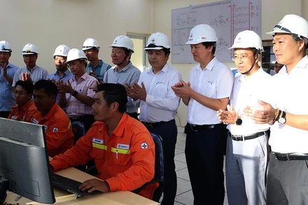 Các đại biểu chứng kiến thời khắc đóng điện thành công Trạm biến áp 500kV Vân Phong.