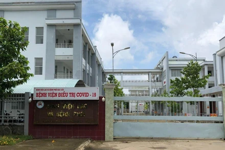 Bệnh viện Lao và bệnh Phổi Bạc Liêu hơn 200 tỷ đồng bỏ không gần 2 năm qua. (Ảnh: TRỌNG DUY)