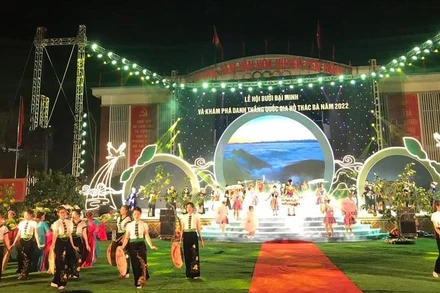 Trình diễn sắc màu văn hóa.