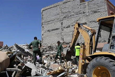 Lực lượng cứu hộ tìm kiếm nạn nhân mắc kẹt dưới đống đổ nát sau thảm họa động đất tại Amizmiz, Maroc, ngày 11/9/2023. (Ảnh: THX/TTXVN)