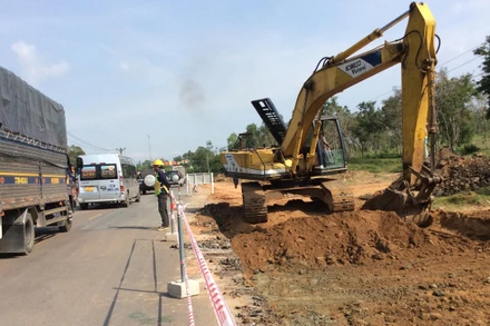 Quốc lộ 19, nối liền các tỉnh Bắc Tây Nguyên với các tỉnh Duyên hải miền trung đang được cải tạo, nâng cấp.