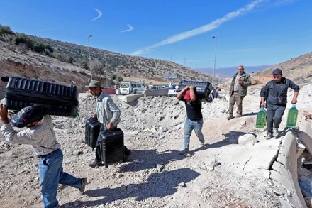 Người dân Liban sơ tán tránh xung đột ngày 12/10/2024. (Ảnh: THX/TTXVN)