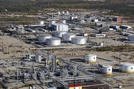 Toàn cảnh nhà máy lọc dầu Rosneft ở thị trấn Gubkinsky, Tây Siberia, LB Nga. (Ảnh: AFP/TTXVN)