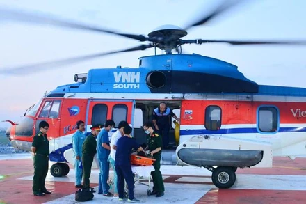 Trực thăng hạ cánh tại sân đỗ tòa nhà Viện Chấn thương chỉnh hình, Bệnh viện Quân y 175.