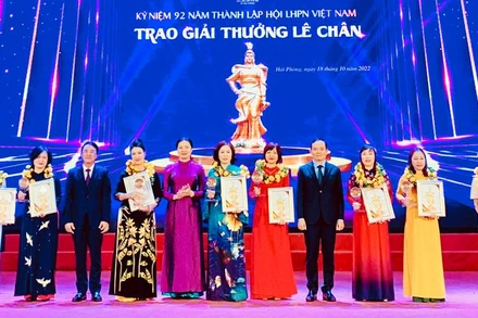 Chủ tịch Trung ương Hội Phụ nữ Việt Nam và Bí thư Thành ủy Hải Phòng trao giải thưởng Lê Chân tặng 8 phụ nữ tiêu biểu của thành phố Cảng.