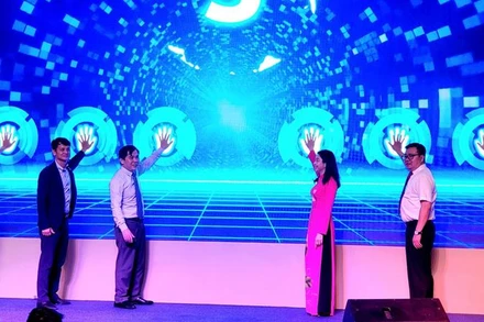 Đại diện lãnh đạo Sở Du lịch và các doanh nghiệp du lịch trên địa bàn tỉnh Bà Rịa-Vũng Tàu chính thức công bố khai mạc Hội chợ du lịch trực tuyến Bà Rịa-Vũng Tàu 2022.