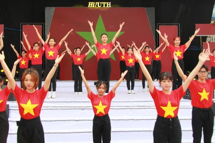 Hơn 5.000 sinh viên tham gia lễ chào cờ và nhảy flashmob.