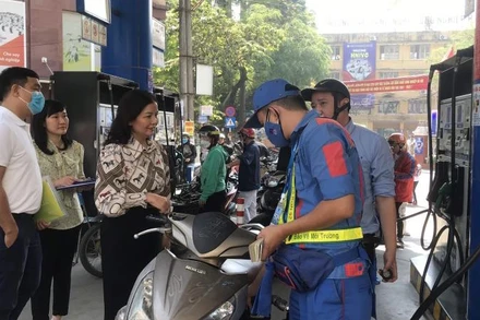 Lãnh đạo Sở Công thương Hà Nội đi kiểm tra tình hình kinh doanh xăng dầu trên địa bàn thành phố sáng 3/11.