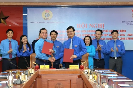Đồng chí Nguyễn Đình Khang, Ủy viên Trung ương Đảng, Chủ tịch Tổng Liên đoàn Lao động Việt Nam và đồng chí Bùi Quang Huy, Ủy viên dự khuyết Trung ương Đảng, Bí thư thứ nhất Trung ương Đoàn (từ trái qua, hàng đầu) trao biên bản ký kết chương trình phối hợp giữa 2 bên giai đoạn 2023-2028.