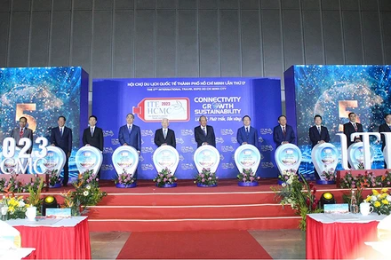 Các đại biểu thực hiện nghi thức khai mạc Khai mạc ITE HCMC 2023. (Ảnh: HPA)