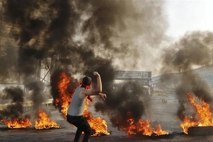 Người Palestine đụng độ với các lực lượng Israel tại Nablus ngày 29/5/2022. (Ảnh: AFP/TTXVN)