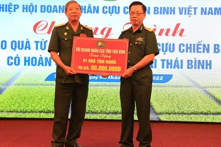 Anh hùng lao động Trần Mạnh Báo, Chủ tịch Hội Doanh nhân cựu chiến binh tỉnh Thái Bình tặng 1 nhà tình nghĩa trị giá 60 triệu đồng cho cựu chiến binh có hoàn cảnh khó khăn tỉnh Thái Bình.