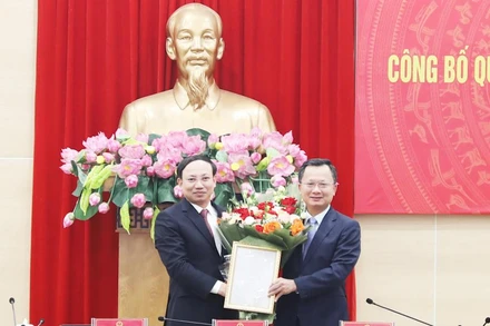 Thừa ủy quyền của Thủ tướng Chính phủ, Bí thư Tỉnh ủy Quảng Ninh trao Quyết định giao quyền chủ tịch Ủy ban nhân dân tỉnh Quảng Ninh cho đồng chí Cao Tường Huy.