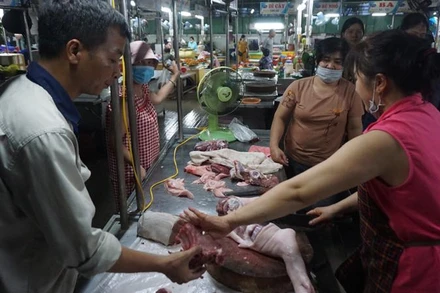 Người dân tranh thủ chuẩn bị lương thực thực phẩm phòng, chống bão.