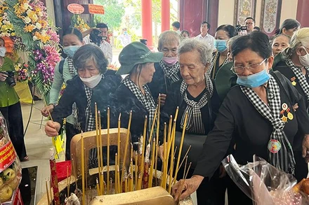 Lãnh đạo và nhân dân tỉnh Bến Tre dâng hương tại Khu lưu niệm Nguyễn Thị Định.