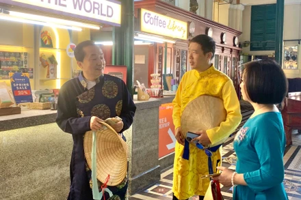 Đoàn khách Trung Quốc tham quan Bưu điện Thành phố Hồ Chí Minh.